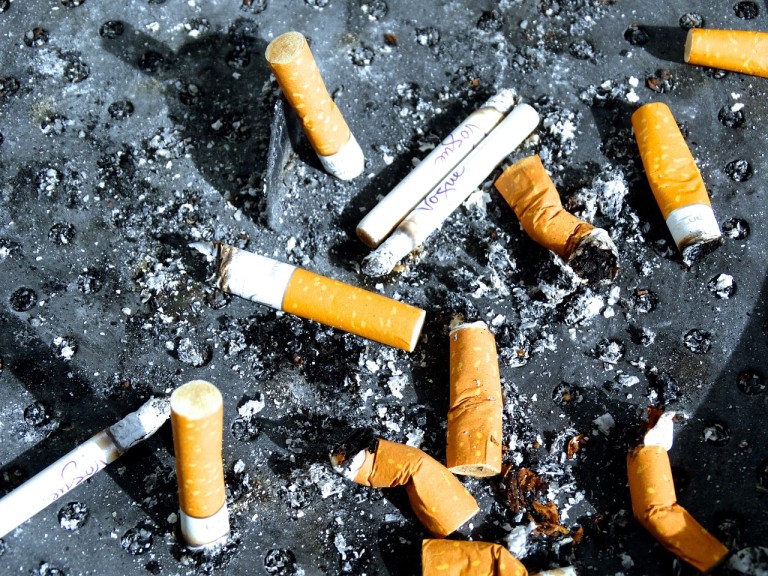 Palenie szlugów jest pewnym z z większym natężeniem okropnych nałogów